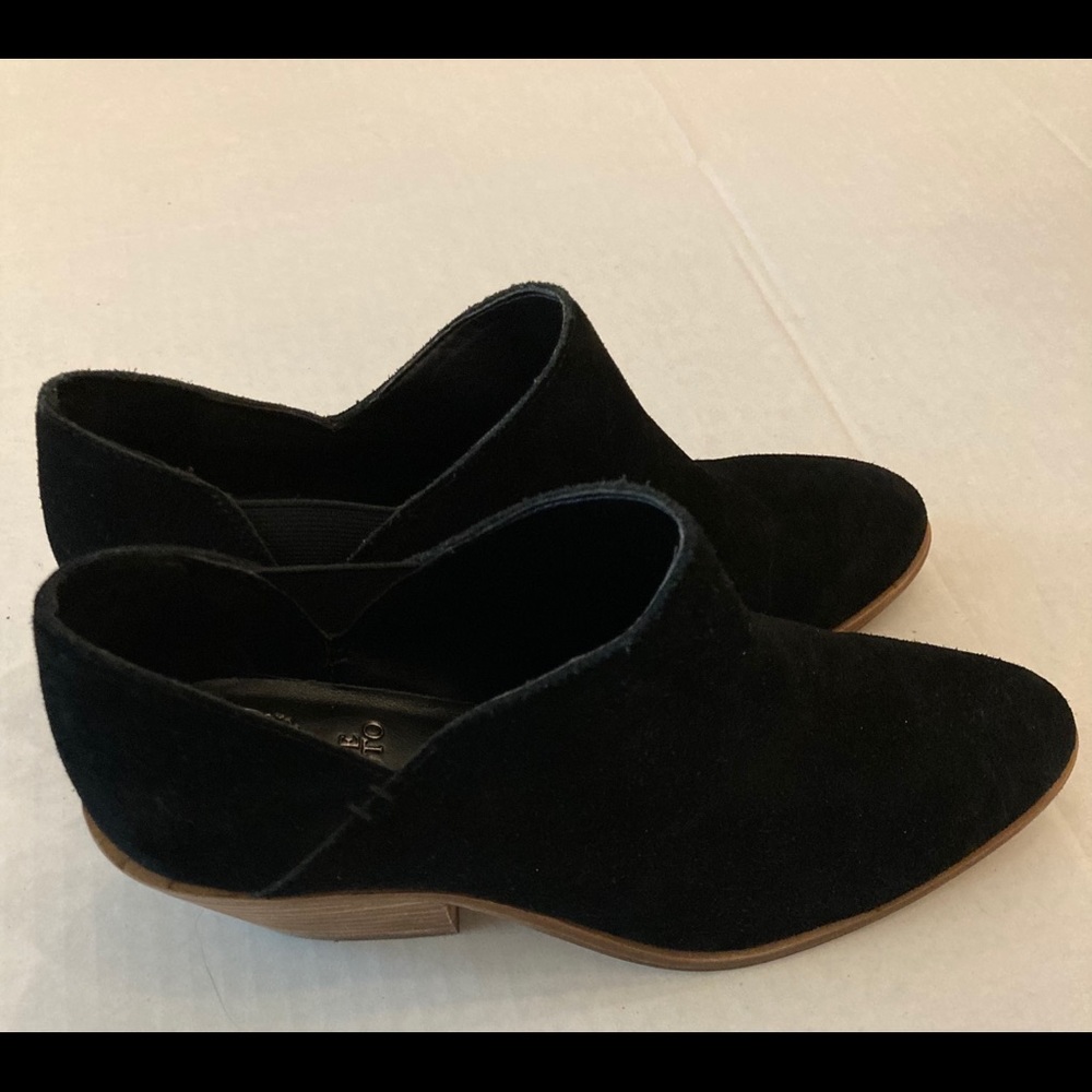 Vince Camuto black suede booties- size 7